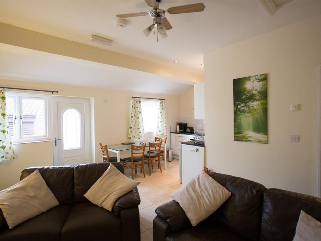 Treetops Cottages & Spa Гримзби Екстериор снимка