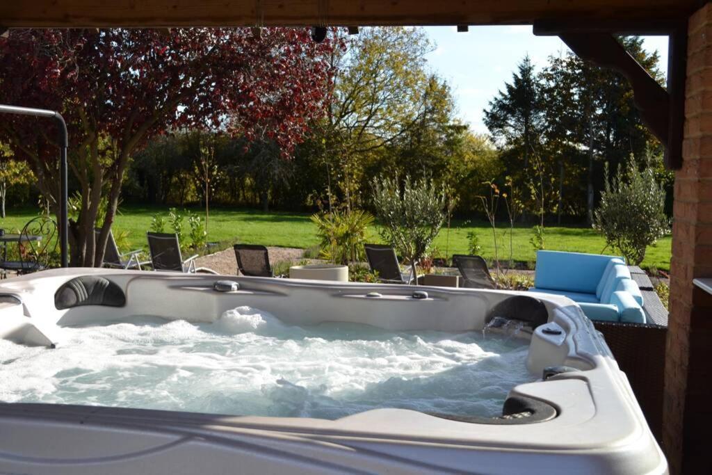 Treetops Cottages & Spa Гримзби Екстериор снимка