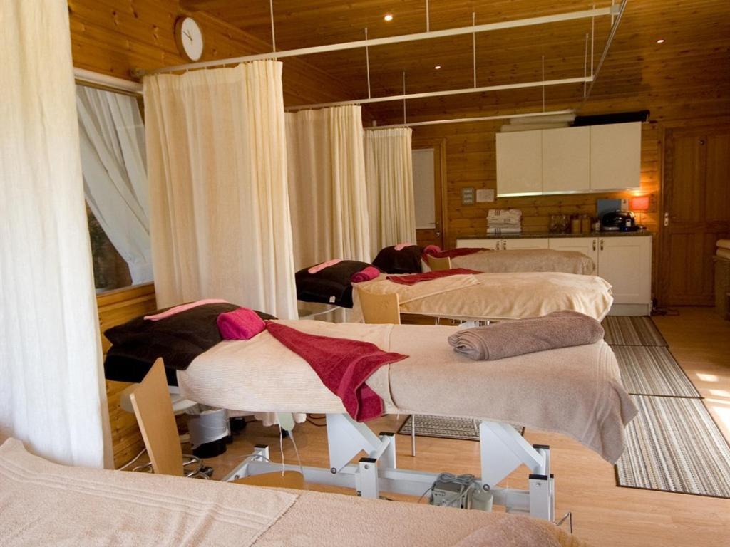 Treetops Cottages & Spa Гримзби Екстериор снимка